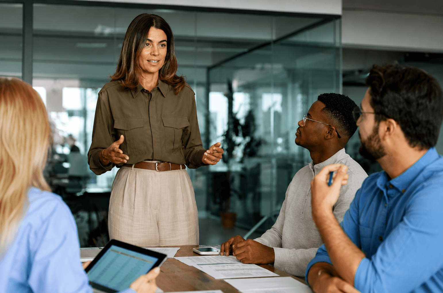 Algosutraa mentor guiding traders through a strategy session